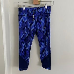 Nike blue geometric patterned crop leggings